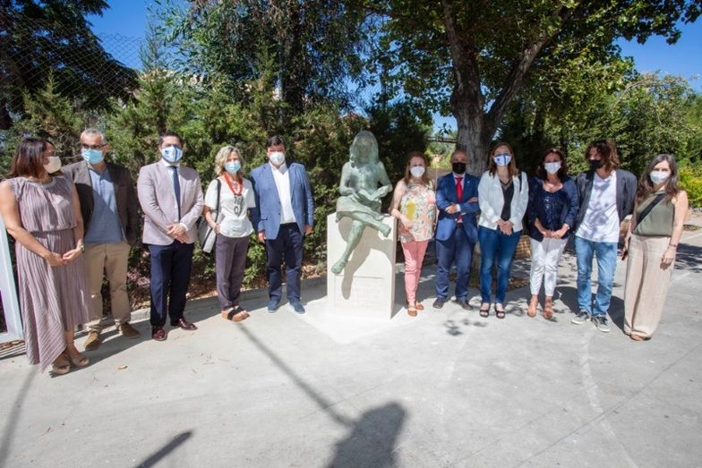 El Ayuntamiento regala una escultura de Martín Lagares al IES Diego de Guzmán y Quesada por sus 50 años