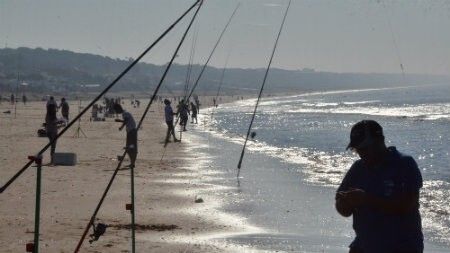 Diez denuncias en Punta Umbría por llevar a animales a la playa y por pescar fuera del horario permitido