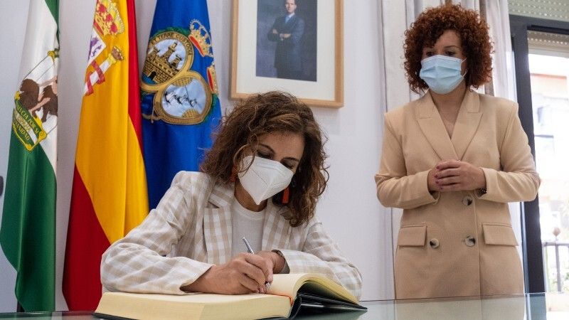 Limón traslada la 'difícil' situación financiera de los ayuntamiento a la ministra de Hacienda