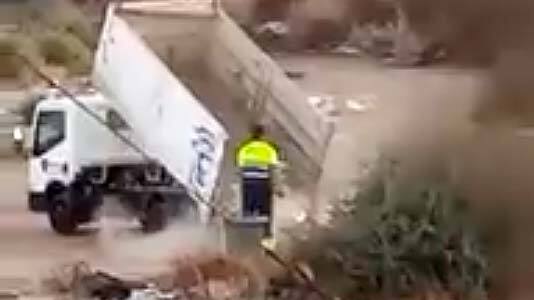 Sorprenden a operarios de limpieza vertiendo residuos en el barrio de Marismas del Odiel