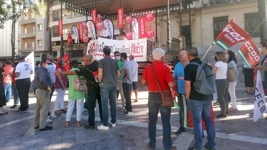 El 90% de los empleados de Caixabank en Huelva secunda la segunda jornada de huelga general