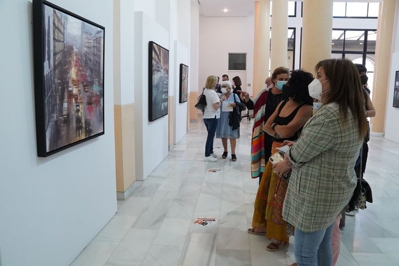 Las 'Visiones de la gran ciudad' de Pedro Rodríguez visten el teatro de Moguer