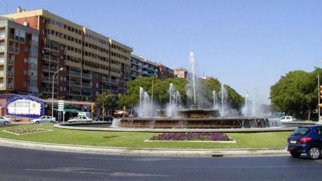 Atropellan a un niño en monopatín y a su padre junto a la rotonda de los Bomberos