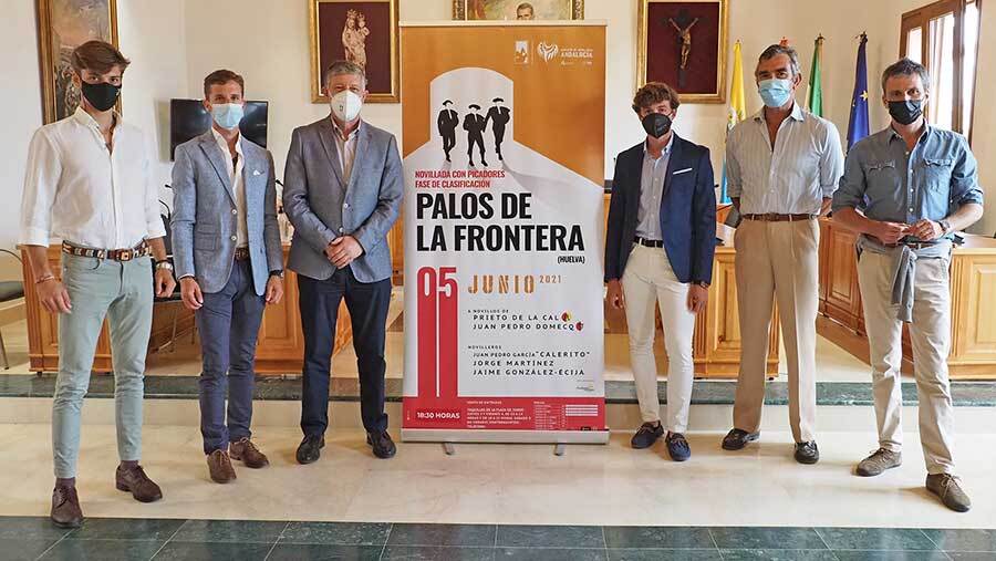 El alcalde de Palos recibe a la terna de novilleros del próximo sábado