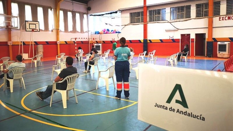 Andalucía espera empezar a vacunar a los veinteañeros en julio