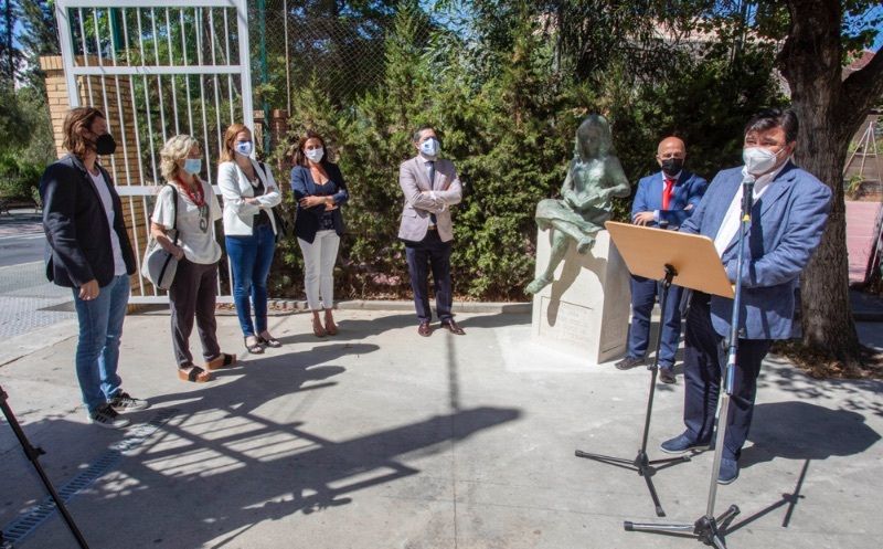 El Ayuntamiento regala una escultura de Martín Lagares al IES Diego de Guzmán y Quesada por sus 50 años