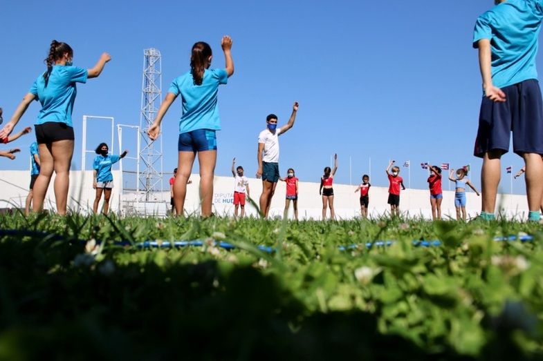 Héctor Santos entrena con jóvenes atletas en el estadio Iberoamericano en la víspera de Meeting