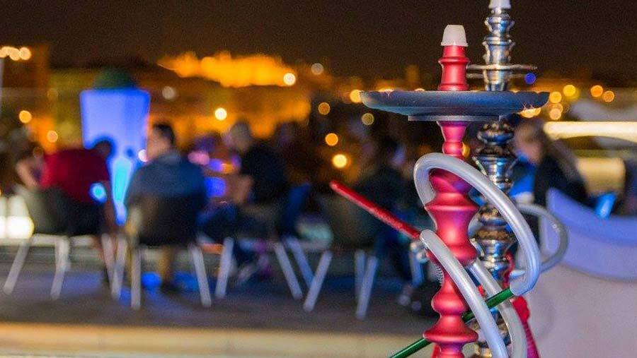 Denunciado un local de Punta Umbría donde sus clientes compartían cachimbas en la terraza