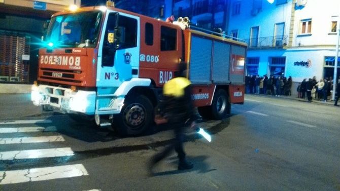 Tres heridos, uno de ellos grave, tras volcar un coche enfrente del Corte Inglés de la capital
