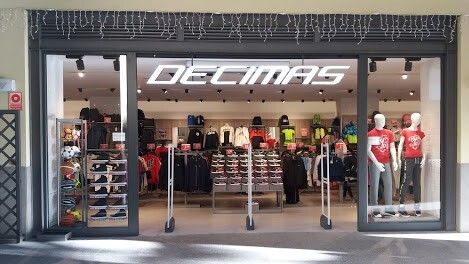 Décimas busca a tres dependientes para sus tiendas de deporte en la provincia onubense