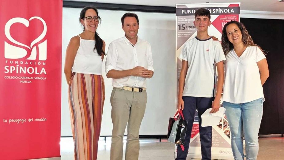 Un alumno de Las Esclavas recibe el premio del Certamen Andaluz 'Relatos de Agua Inteligente'