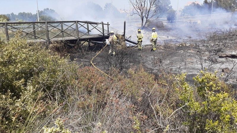 Restablecido el tráfico tras el incendio forestal en la pasarela de madera que va de Corrales a La Monacilla