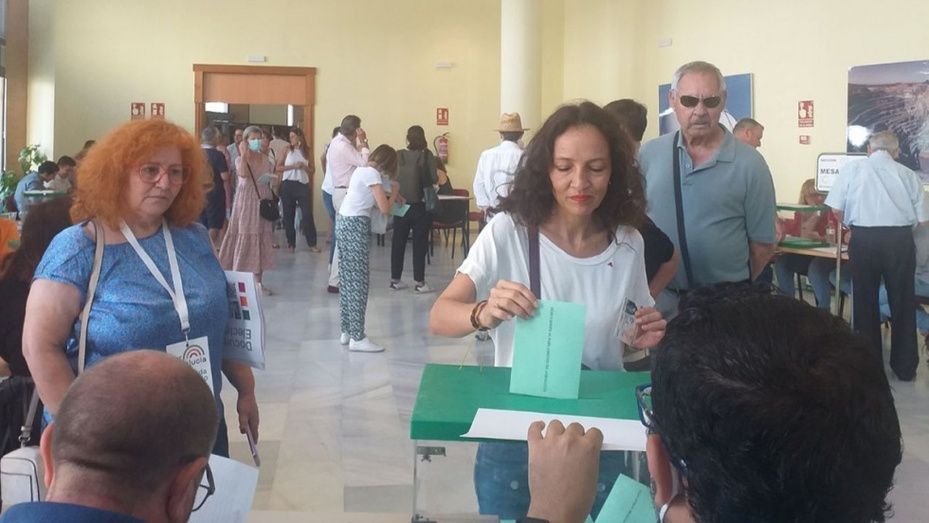 Los candidatos por Huelva ejercen su derecho a voto
