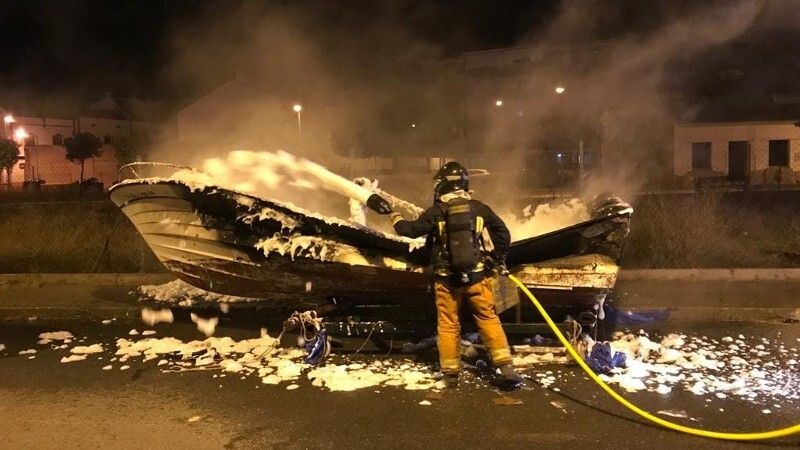 Sofocan el incendio de una embarcación en San Juan del Puerto