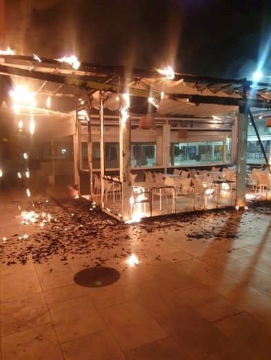 Sale ardiendo la terraza de un bar en Matalascañas