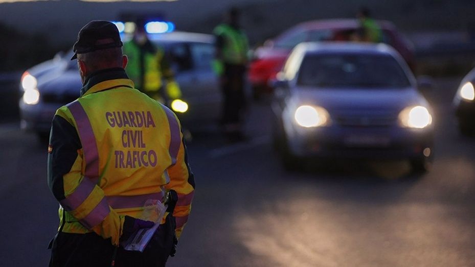 Un vehículo en sentido contrario deja tres heridos en tres accidentes diferentes en la A-49