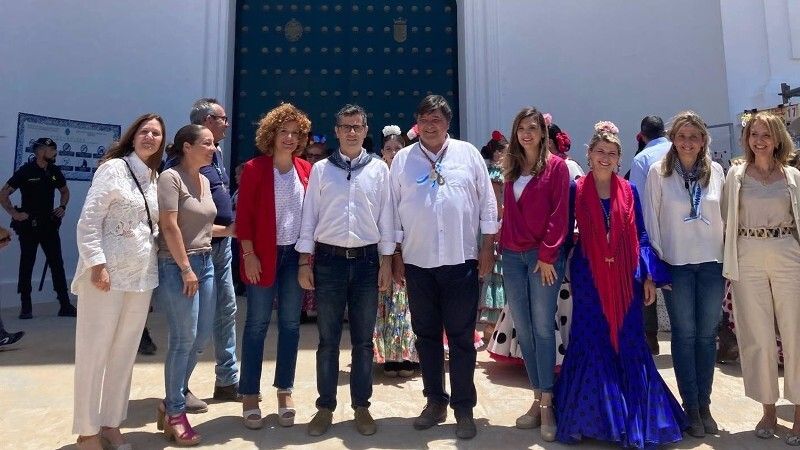 Bolaños se estrena en El Rocío en el arranque de campaña junto a cargos del PSOE de Huelva