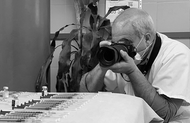 Antonio Alcalde, enfermero y fotógrafo, muestra en Bollullos sus imágenes de la vacunación del Covid en mayores