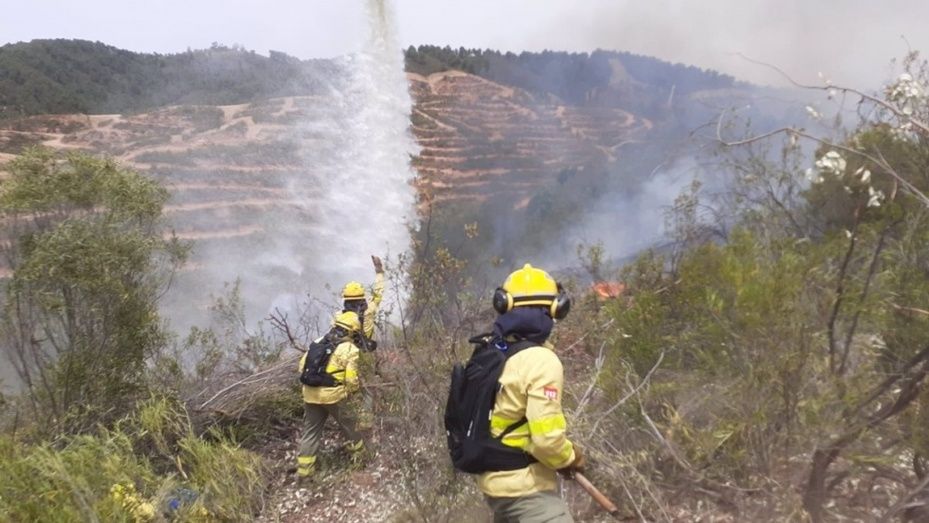 Bomberos del Infoca estabilizan el incendio en Almonaster mientras se registra otro fuego en Rosal