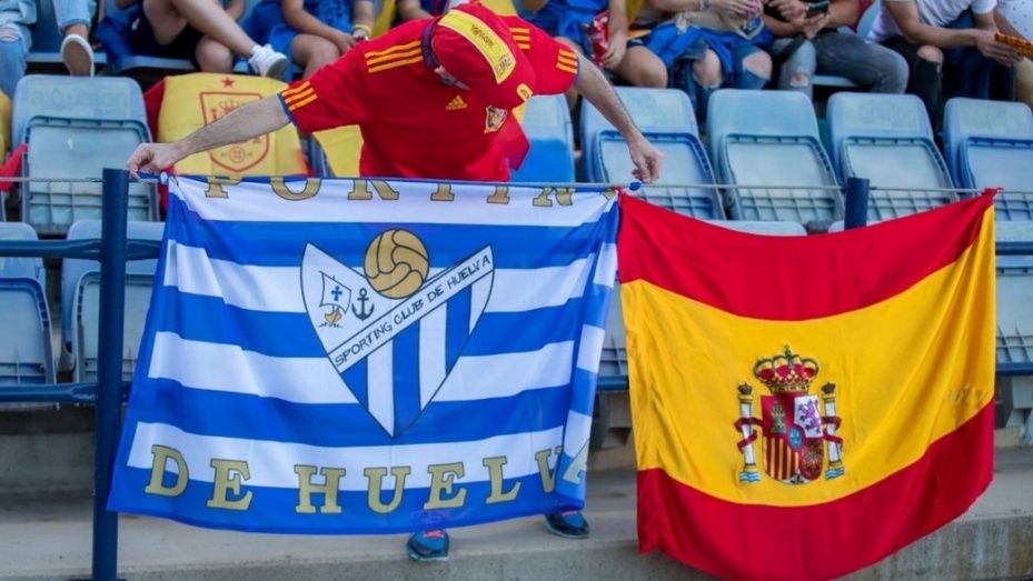 El Estadio Nuevo Colombino se tiñó con los colores de la bandera de España