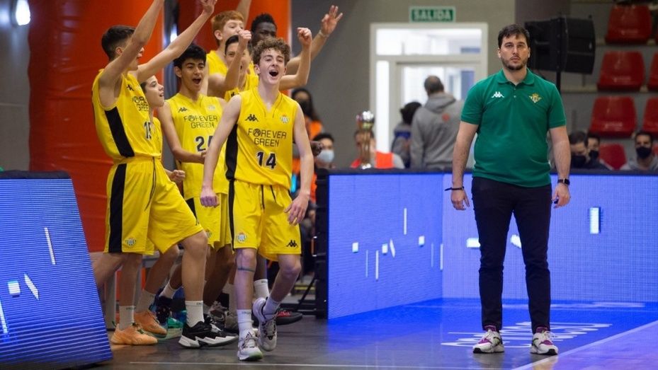 Un entrenador de baloncesto de Punta Umbría publica un libro sobre la NBA