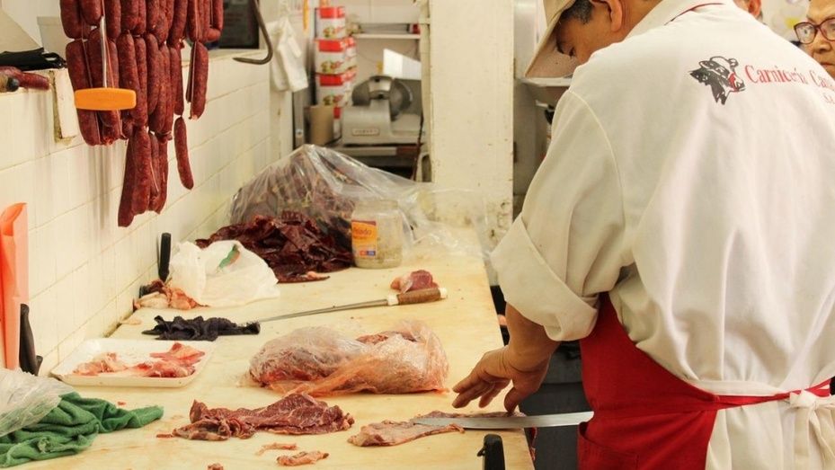 Un supermercado de Lepe precisa incorporar a dos carniceros
