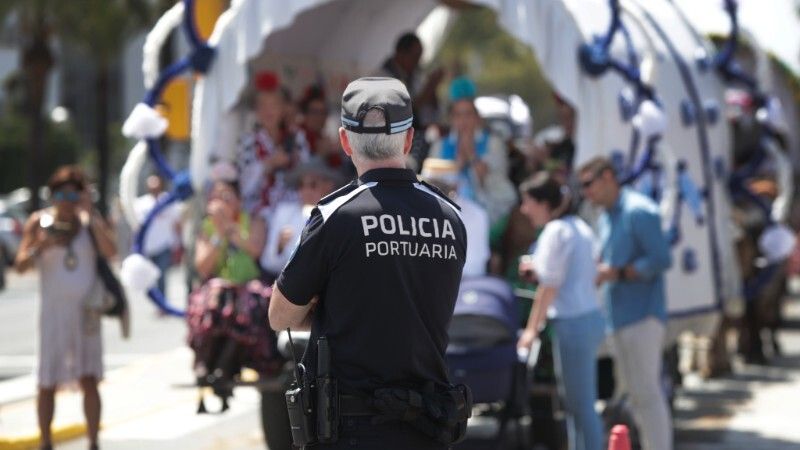 Agentes de la Policía Portuaria impiden el robo de un vehículo durante la salida de las hermandades hacia El Rocío