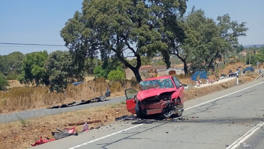 Una colisión frontal en la N-435 deja tres heridos de diversa consideración