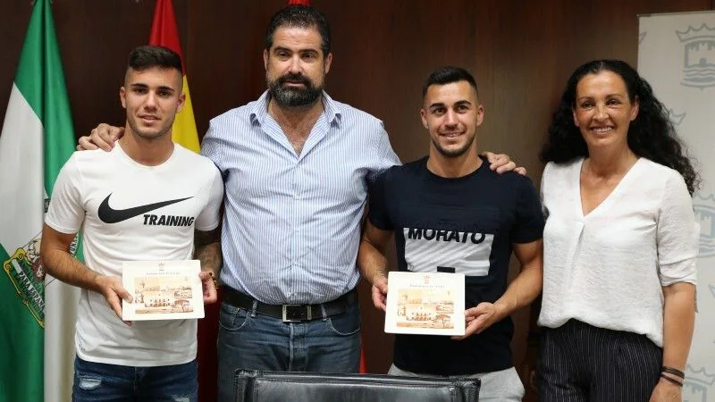 El Ayuntamiento de Cartaya reconoce a los futbolistas Joselu y Simón Moreno