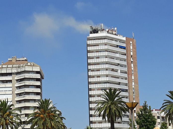 Extinguen un incendio en la azotea del edificio de la plaza 12 de octubre