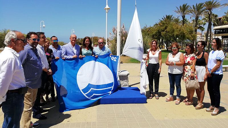 Las insignias de calidad que distinguen a Islantilla ya ondean en su Paseo Marítimo