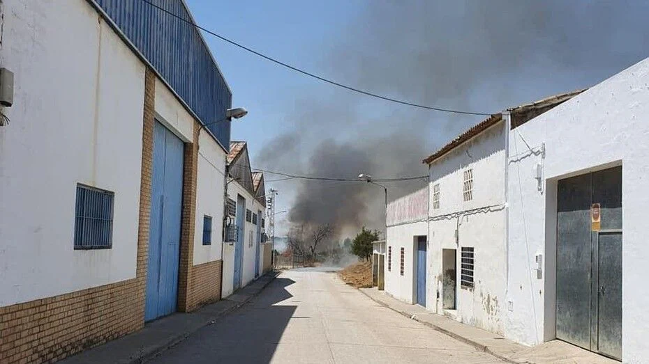 Controlado un incendio forestal en las zonas aledañas a la depuradora de Bonares