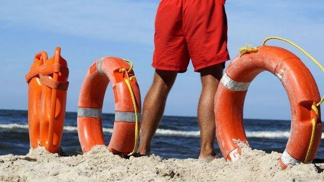 Un bañista salva de ahogarse a un niño y logra reanimarlo en El Portil