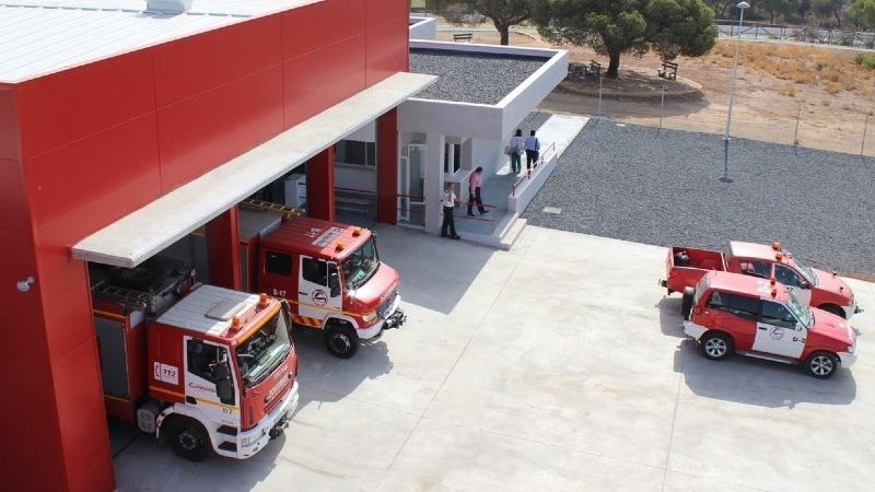 Dos personas y casi 50 chabolas afectadas por un incendio en Lucena del Puerto
