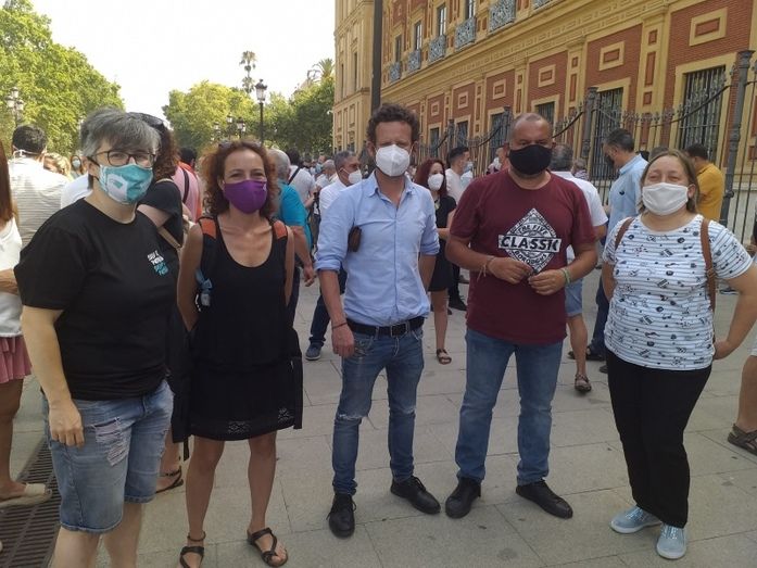 IU protesta ante el Palacio de San Telmo por los recortes de Moreno Bonilla en los planes de empleo