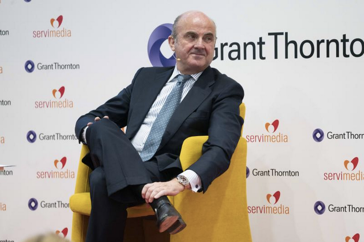 Guindos afirma que el contagio de Covid-19 mediante el dinero en efectivo “es prácticamente nulo”