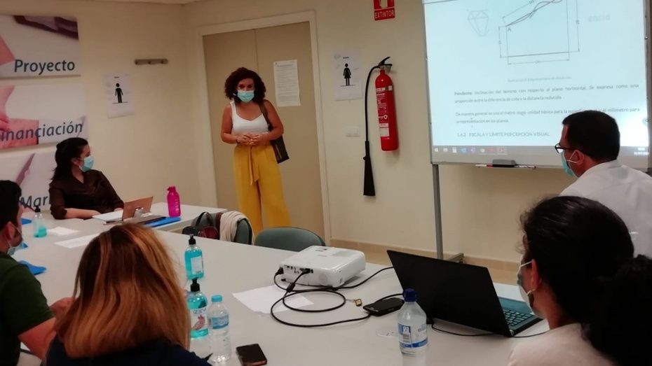 Siete jóvenes participan en un curso de auxiliar técnico de topografía gracias a las becas HEBE