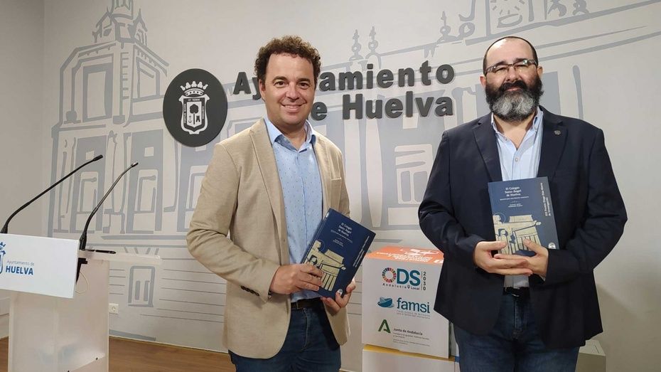 Manuel Jesús Hermosín recibe el premio Diego Díaz Hierro