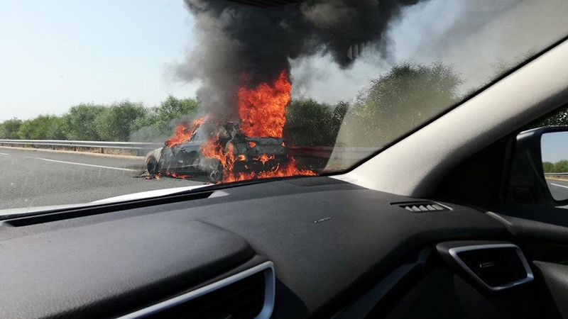 El aparatoso incendio de un vehículo en plena A-49 provoca retenciones pero se salda sin heridos