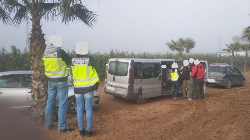 Arrestan a dos empresarios del sector de los frutos rojos por emplear a extranjeros de manera irregular y coaccionarles económicamente