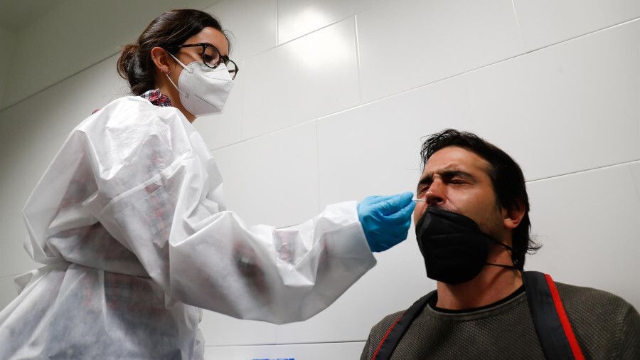 45 positivos en Huelva y una tasa por encima de 200 dos meses después en Andalucía