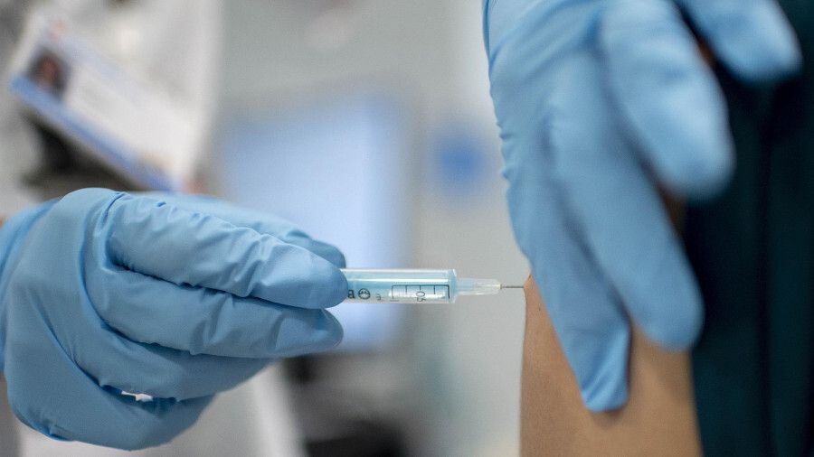 Andalucía administra 123.631 dosis en un día y ya tiene al 49,9% de la población con la pauta completa