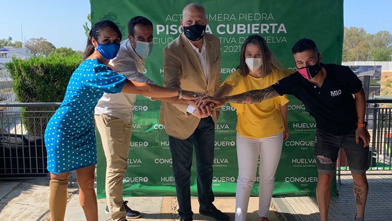 La primera piedra de la piscina cubierta marcan el inicio de la reforma integral de la Ciudad Deportiva de Huelva