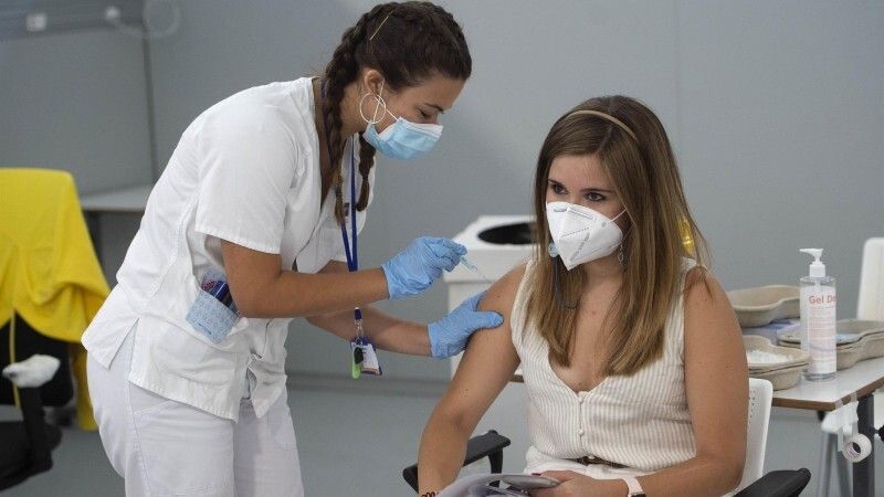 Los andaluces de 20, 21 y 22 años de edad podrán pedir cita para vacunarse a partir de este jueves
