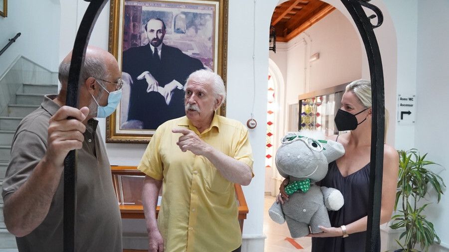 El ilustrador argentino Miguel Ángel Practicó dona la mascota 'Platerillo' a Moguer