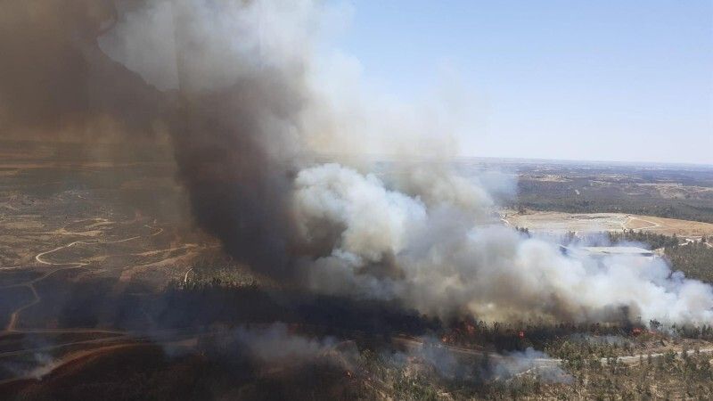 Cierran por completo al tráfico rodado la A-493 a la altura de Villarrasa debido a un incendio forestal