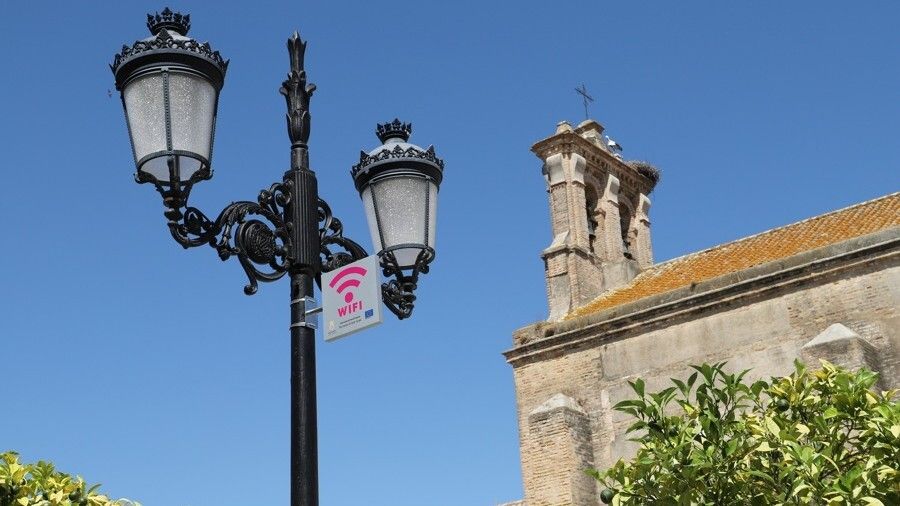 Ya funciona la red wifi pública y gratuita en 19 puntos de Moguer y Mazagón