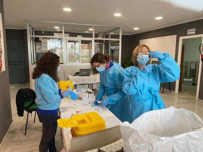 Aviso a 'los negacionistas': el 72% de los pacientes en UCI por Covid de Andalucía no han querido vacunarse