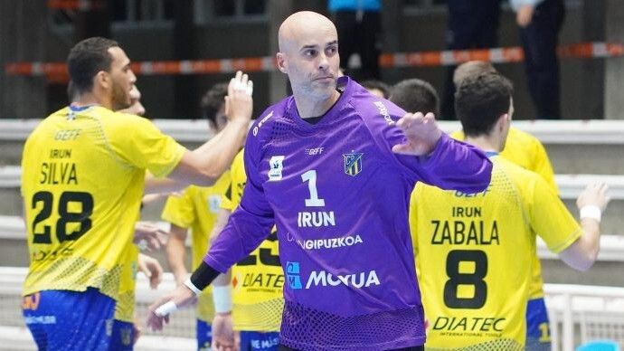 José Manuel Sierra renueva con el Bidasoa Irún y seguirá jugando en la élite como mínimo hasta los 44 años