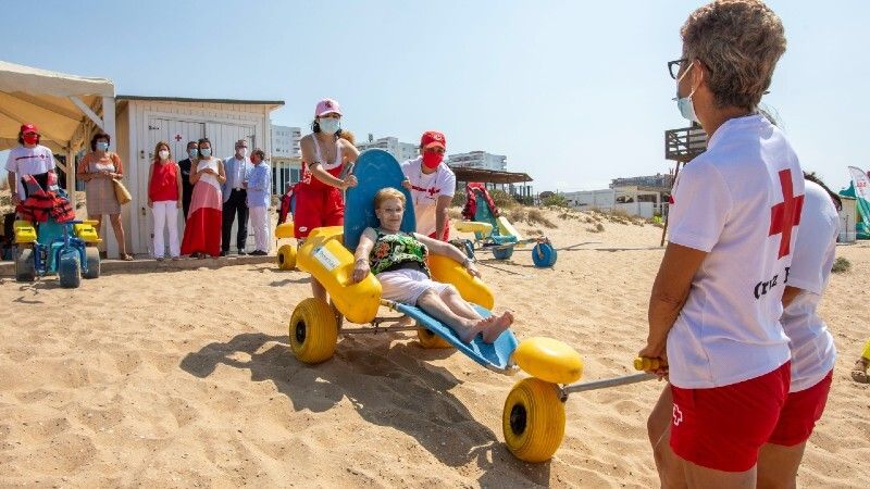 Arranca por primera vez en Punta Umbría el programa 'Un baño para todos', para personas con discapacidad